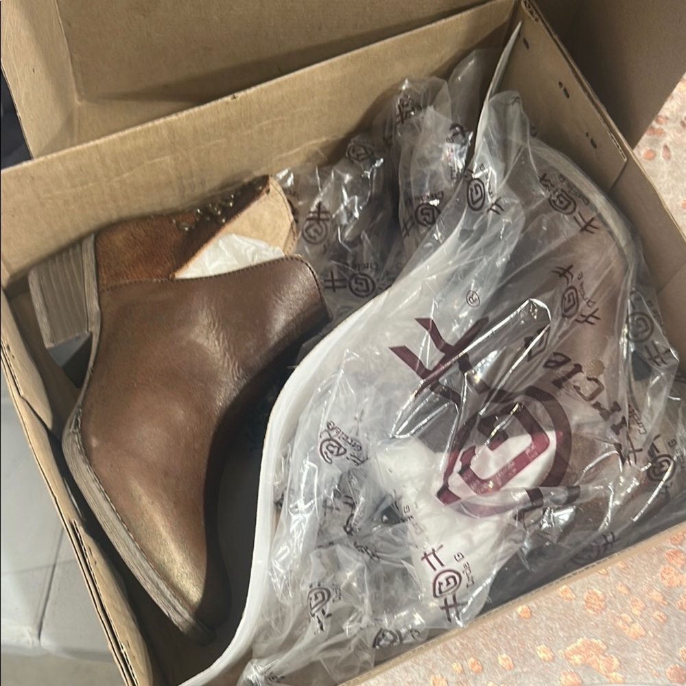 NWT Circle G Brown Ankle Boots